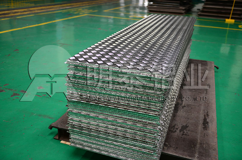 花纹板厂家_五条筋花纹黄色软件大全厂家_价格